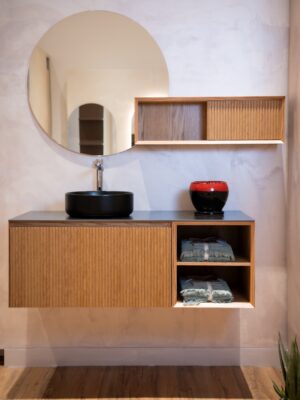 Mobile bagno sospeso PRESTIGE con top in pietra naturale e lavabo da appoggio | Arredo bagno moderno