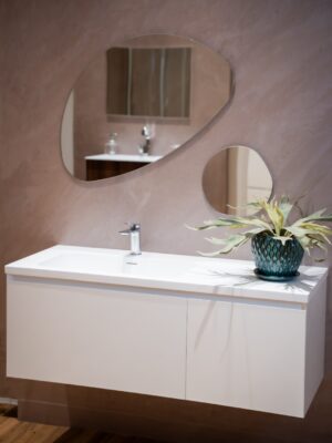 Mobile bagno sospeso ACQUA con lavabo integrato e specchio coordinato | Arredo bagno moderno