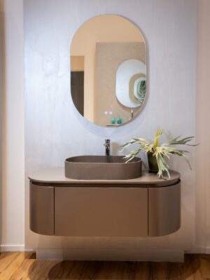 Mobile bagno sospeso DOMUS con lavabo ovale in resina e specchio LED | Arredo bagno moderno