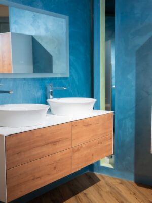 Mobile bagno sospeso LUXE con lavabo Tulip e specchio retroilluminato | Arredo bagno moderno